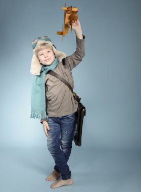 Çocuk oyuncakla oynuyor