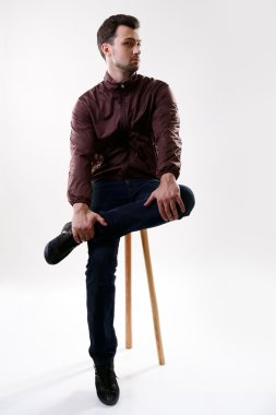 Yakışıklı genç adam.