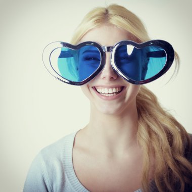 kadın mavi gözlük