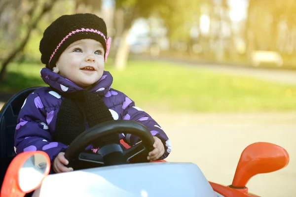 Kis lány vezetési autó — Stock Fotó