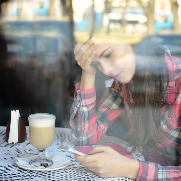 Mujer en café urbano — Foto de Stock