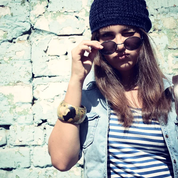 Cool Girl en gafas de sol — Foto de Stock
