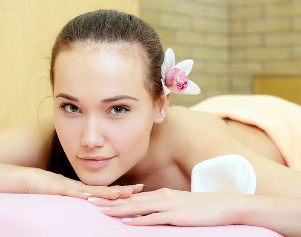 Vrouw in spa schoonheidssalon — Stockfoto
