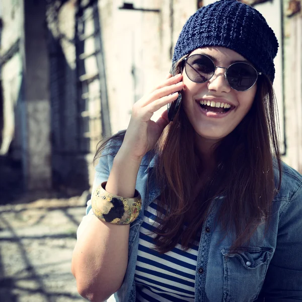 Mulher com telefone celular — Fotografia de Stock