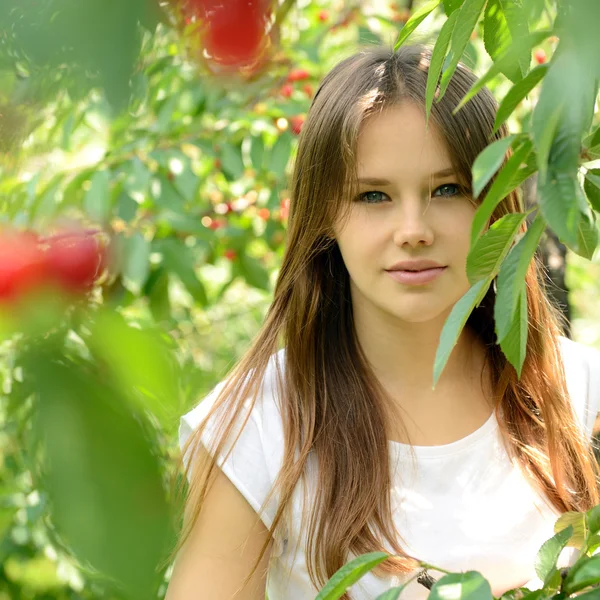 Mooie vrouw in tuin — Stockfoto