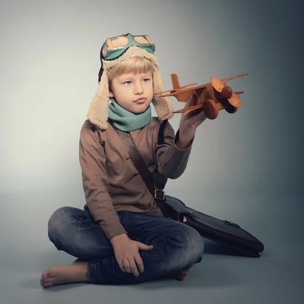 Pequeno aviador brincando com brinquedo — Fotografia de Stock