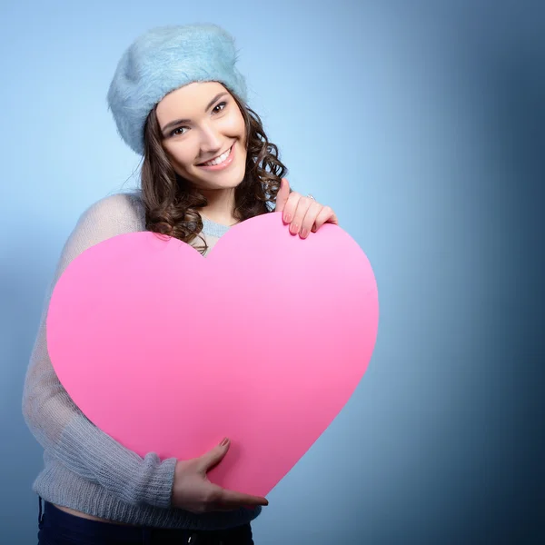 Kvinna som håller rosa hjärta — Stockfoto