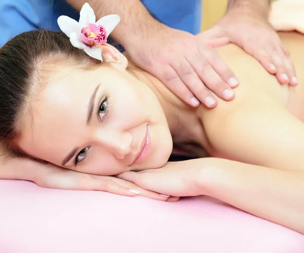 Kvinna får massage — Stockfoto