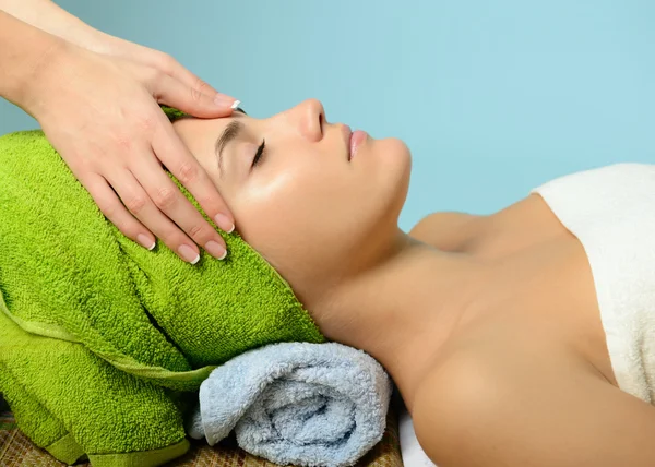 Vrouw krijgen massage — Stockfoto