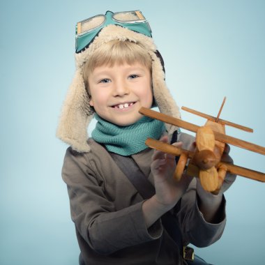 Küçük havacı oyuncakla oynamak