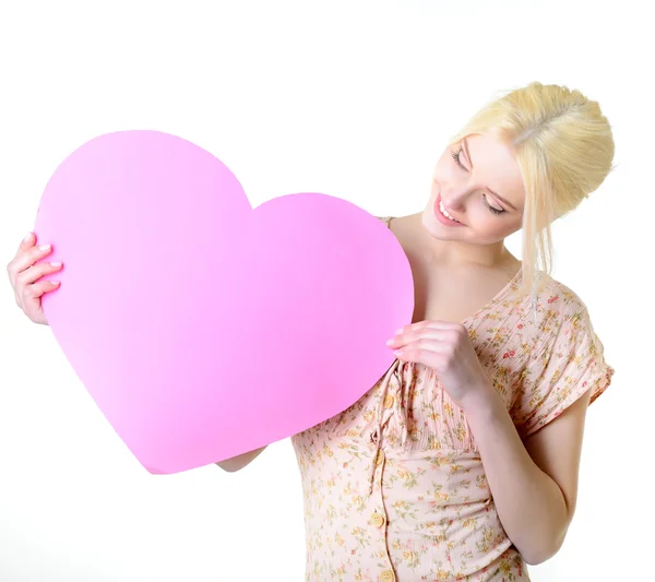 Mujer sosteniendo corazón rosa — Foto de Stock