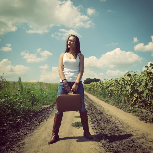 レトロなスーツケースを持つ若い女性 — ストック写真