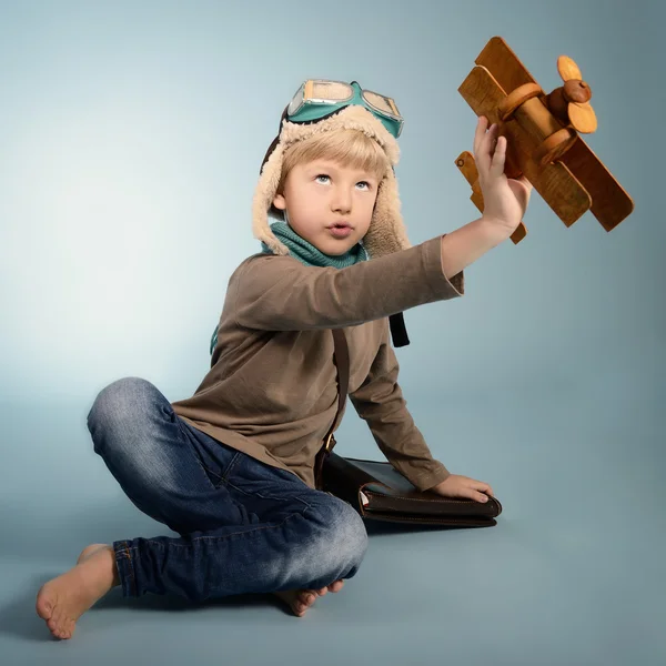Pequeno aviador brincando com brinquedo — Fotografia de Stock
