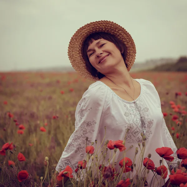 Hasır şapka neşeli kadın — Stok fotoğraf