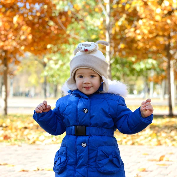 Ragazza che gioca nel parco di autunno — Foto Stock