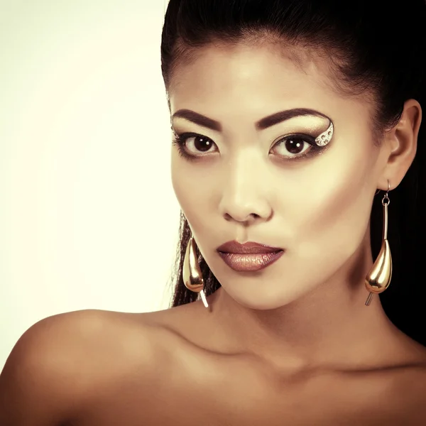Vrouw met gouden make-up — Stockfoto
