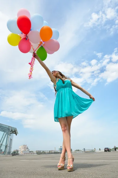 Vrouw in mode jurk met ballonnen — Stockfoto