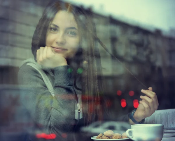 Menina sentada no café da cidade — Fotografia de Stock