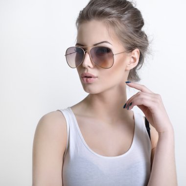 son moda gözlük ile kız