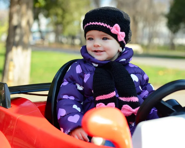 Kleine meisje rijdende auto — Stockfoto