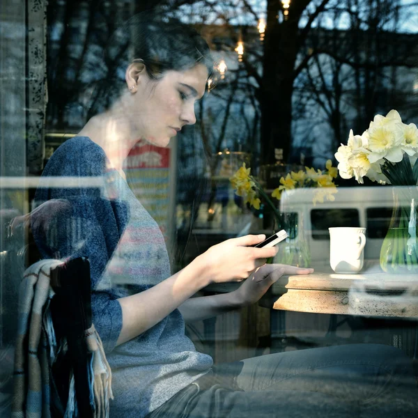 Kvinna som använder smartphone i café — Stockfoto