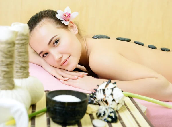 Frau bekommt Massage — Stockfoto