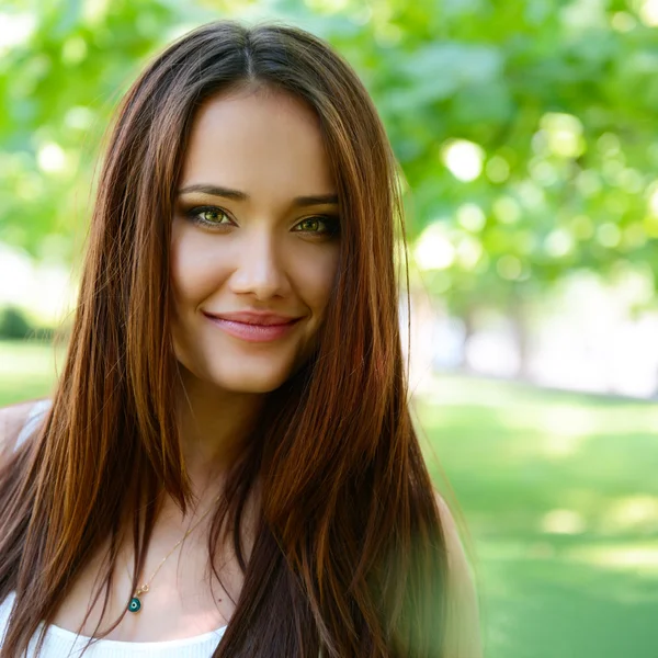 Beautiful girl in summer park — Stock Photo, Image