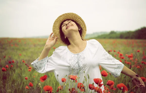 Femme gaie en chapeau de paille — Photo