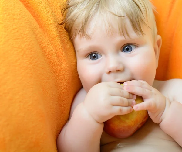 Baby pojke på orange pläd — Stockfoto