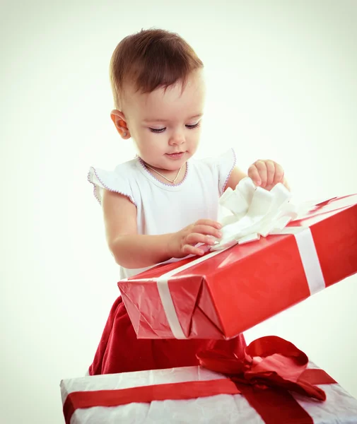 Menina com presentes de Natal — Fotografia de Stock