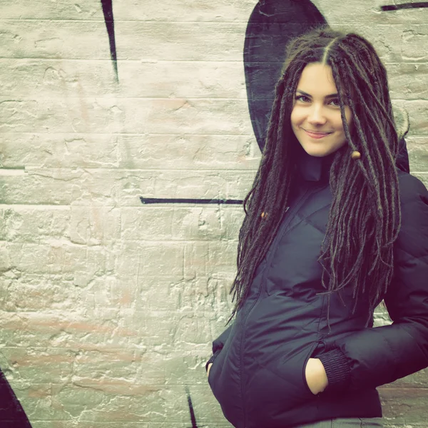 Dreadlocks ile serin kız — Stok fotoğraf