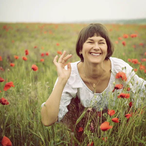 Mulher atraente alegre — Fotografia de Stock