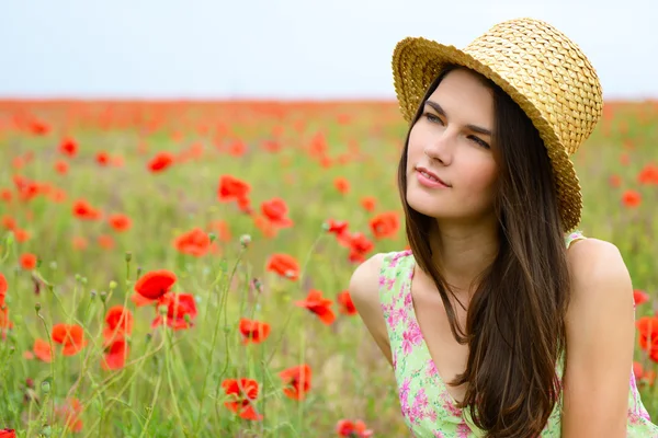 Mujer con sombrero de paja — Foto de Stock