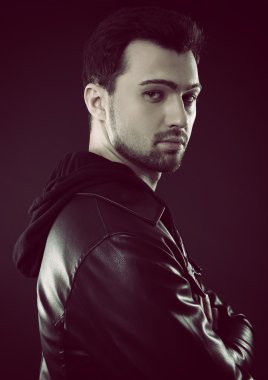 Yakışıklı genç adam.