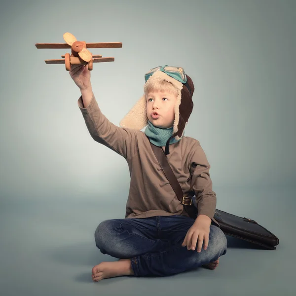 Маленький авіатор грає з іграшкою — стокове фото