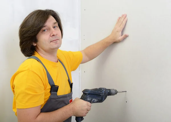 Homem usando broca — Fotografia de Stock