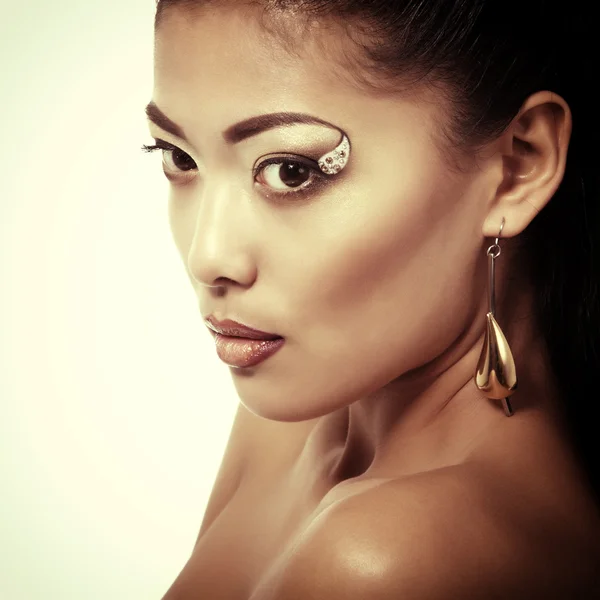 Žena s zlatými make-up — Stock fotografie