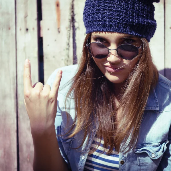 Cool meisje gebaren — Stockfoto