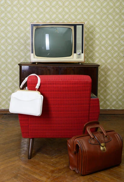 Старая комната с ретро-телевизором — стоковое фото