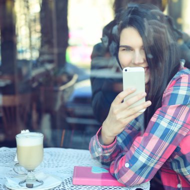 Akıllı telefon kullanan kadın