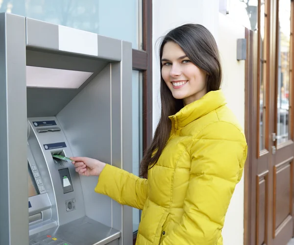 Mujer retirando dinero — Foto de Stock