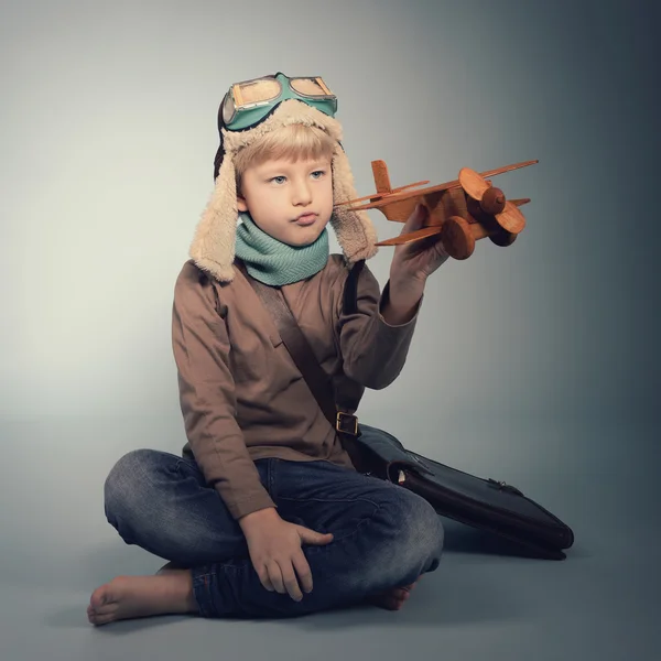 Jongen spelen met vintage vliegtuig — Stockfoto