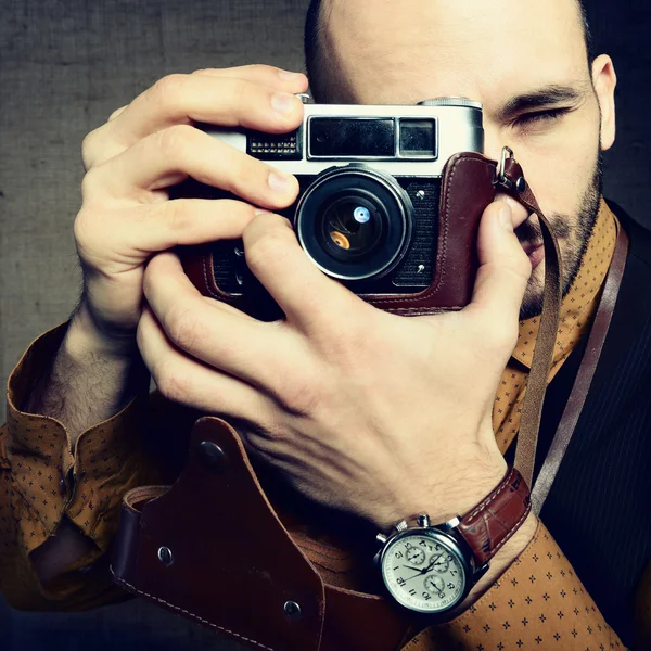 Homem com câmera retro — Fotografia de Stock