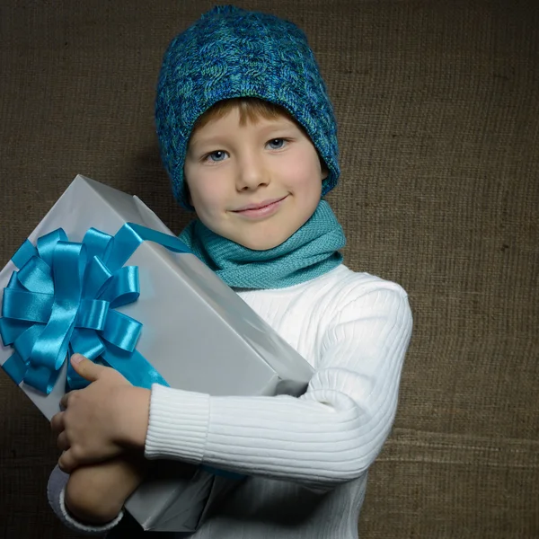 Netter Junge mit Geschenk — Stockfoto