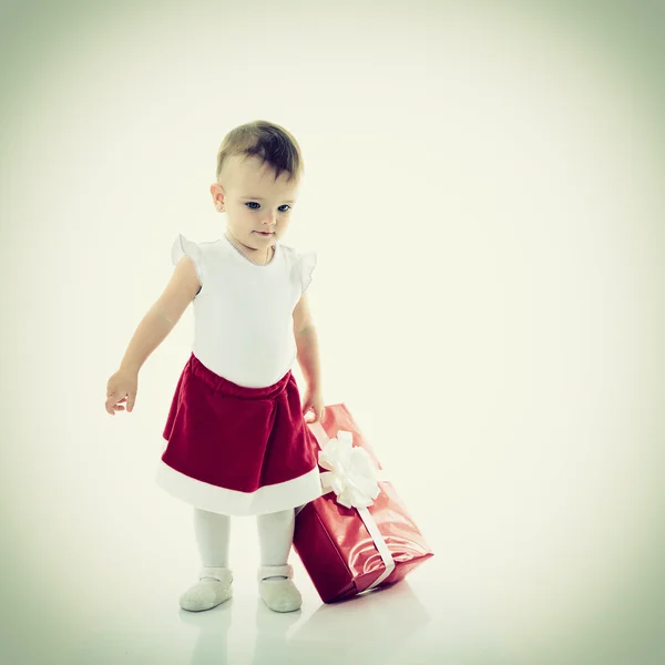 Babymeisje met kerstcadeaus — Stockfoto