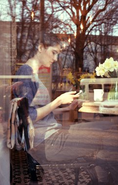 Akıllı telefon kullanan kadın