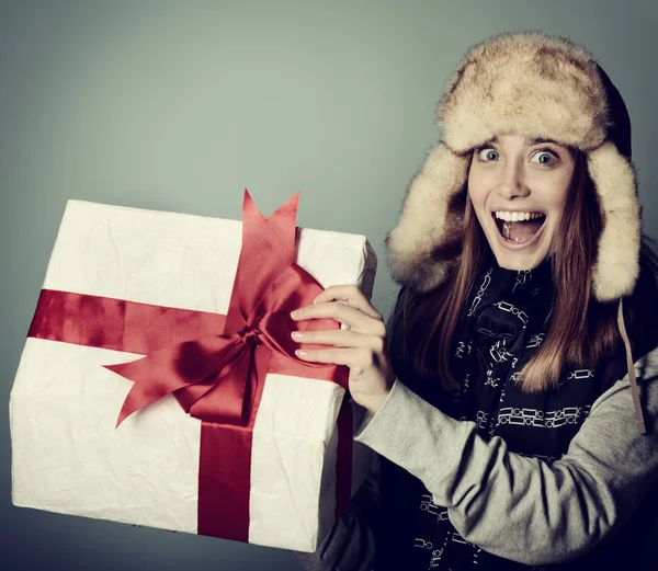 Ragazza con scatola regalo di Natale — Foto Stock