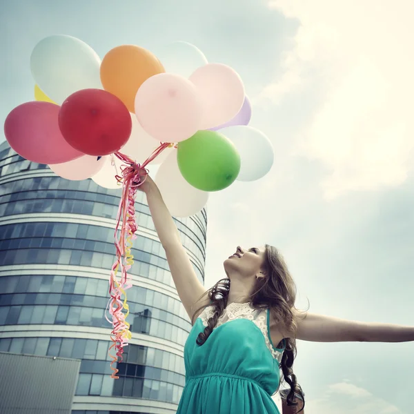 Linda mujer con globos de colores — Foto de Stock