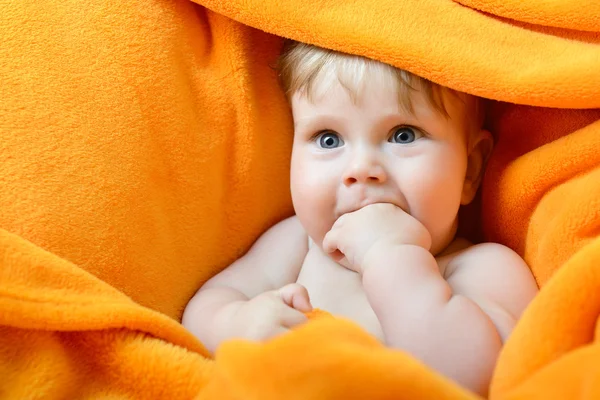 Bambino su plaid arancione — Foto Stock