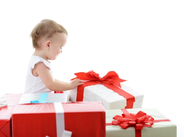 Babymeisje met kerstcadeaus — Stockfoto